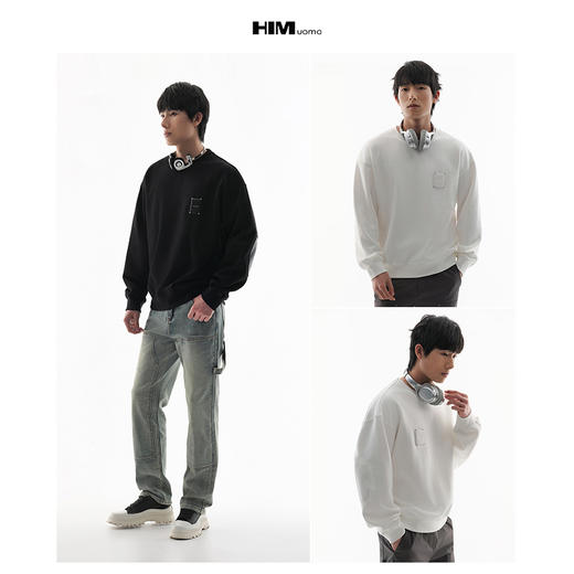 漢崇HIM 简约舒适压花胸章休闲宽松微弹长袖套头圆领卫衣2025秋季 商品图3