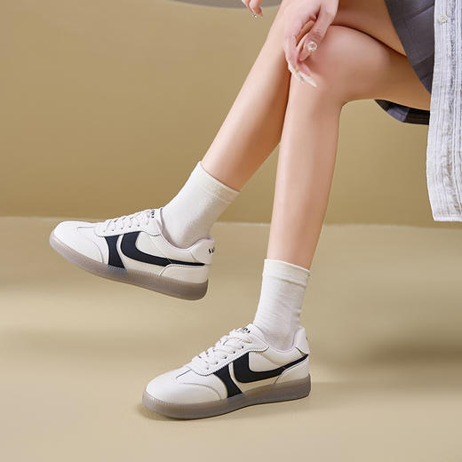 Safiya/索菲娅2025春潮流拼色珠光百搭休闲复古软底德训鞋 SFD1112037 商品图3