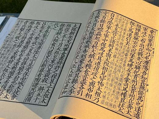 重磅推荐：《宋本三国志》，西晋陈寿著，南朝宋裴松之注。4函32册，分太史连纸/宣纸两种版本，1470个筒子页，高29cm  宽18cm，兰色洒金耿绢封面，宋锦函套，黄山书社2024年11月初版。 商品图7