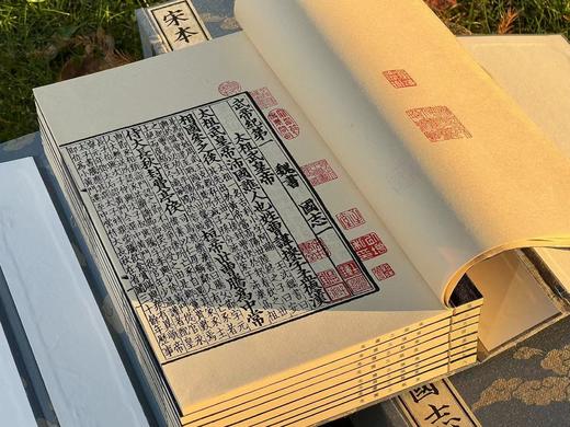 重磅推荐：《宋本三国志》，西晋陈寿著，南朝宋裴松之注。4函32册，分太史连纸/宣纸两种版本，1470个筒子页，高29cm  宽18cm，兰色洒金耿绢封面，宋锦函套，黄山书社2024年11月初版。 商品图6