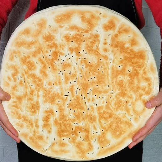 【地道风味丨乾县锅盔油酥饼系列】甄选关中优质小麦研磨成粉，手工多次揉捏保持锅盔的韧性和麦香，经过古法工艺烘烤，搭配陕西特色酱辣子，香酥可口，越嚼越香，加热即可食用，方便快捷~ 商品图0