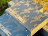 重磅推荐：《宋本三国志》，西晋陈寿著，南朝宋裴松之注。4函32册，分太史连纸/宣纸两种版本，1470个筒子页，高29cm  宽18cm，兰色洒金耿绢封面，宋锦函套，黄山书社2024年11月初版。 商品缩略图3