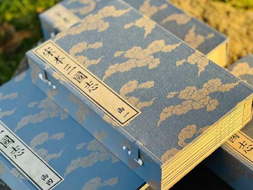 重磅推荐：《宋本三国志》，西晋陈寿著，南朝宋裴松之注。4函32册，分太史连纸/宣纸两种版本，1470个筒子页，高29cm  宽18cm，兰色洒金耿绢封面，宋锦函套，黄山书社2024年11月初版。 商品图3
