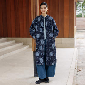 绽放旅行女装856朵/印花蓝裙细坑条灯芯绒圆领夹棉长袖开襟连衣裙