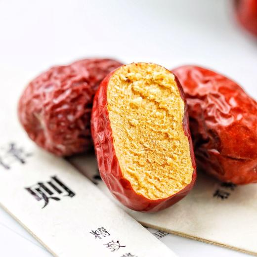 石家庄优选仓库速达，新疆 • 若羌灰枣-自然吊干，枣型椭圆而饱满， 肉质紧实 有弹性 干度大 甜度高  净重3.5斤礼盒装 商品图4