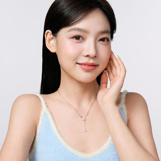 卡蒂罗/KADER 星光雪花流苏项链 璀璨繁花浪漫雪绒花轻奢原创可调节锁骨链 灵动光芒秋冬穿搭 商品图3