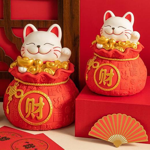 【是存钱罐也是摆件！培养孩子理财 的好习惯】2025新年创意福袋招财猫搪胶储蓄罐可存可取防摔存钱罐儿童生日礼物，每天存一点，养成自律好习惯。ry 商品图0