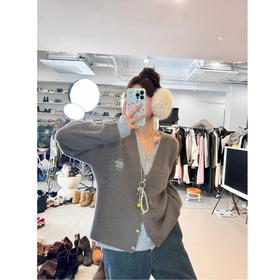 2024新品  蕾蕾同款【n种搭配！】假两件撞色V领胸前刺绣宽松单排扣针织开衫