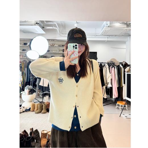 2024新品  蕾蕾同款【n种搭配！】假两件撞色V领胸前刺绣宽松单排扣针织开衫 商品图1