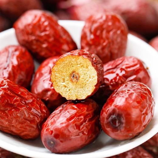 石家庄优选仓库速达，新疆 • 若羌灰枣-自然吊干，枣型椭圆而饱满， 肉质紧实 有弹性 干度大 甜度高  净重3.5斤礼盒装 商品图5