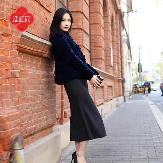 上海逸红颜 虹羽 2025年秋冬新款 古法手工盘扣白鸭绒丝绒羽绒服 商品图2