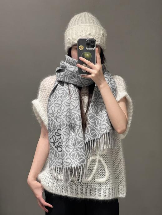 火爆全网的 Lo**e，原单品质!双面Anagram 缇花图案围巾（TL） 商品图3