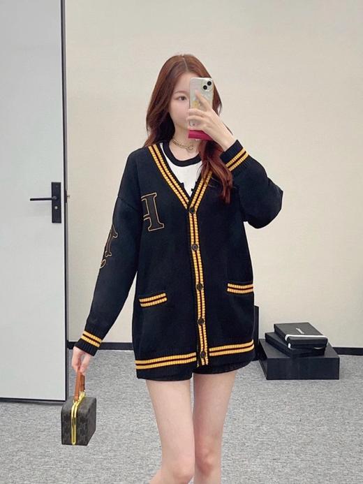 P家 黄边字母开衫（JN） 商品图0