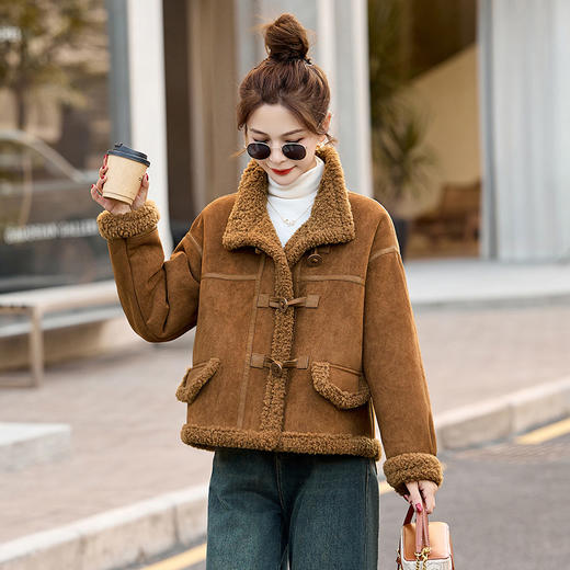 HR-ZRX5375冬季新款女装皮毛一体高级感单排扣时尚保暖休闲皮毛一体外套 商品图2