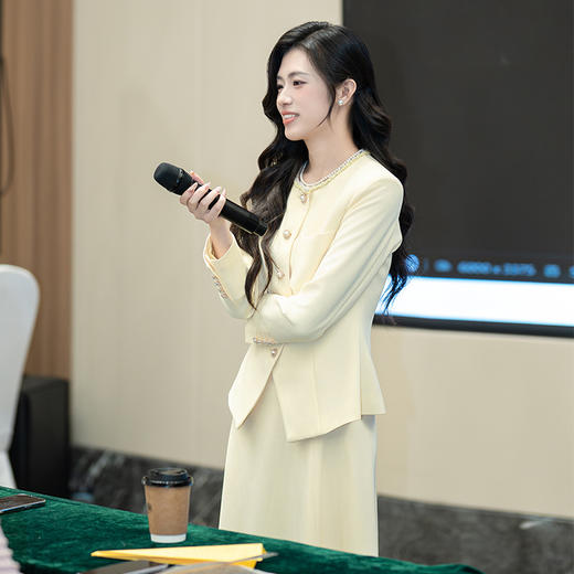 IWY/浅黄色西装套裙正式场合主持人上镜职业裙装小香风西服外套1024CS020 商品图4