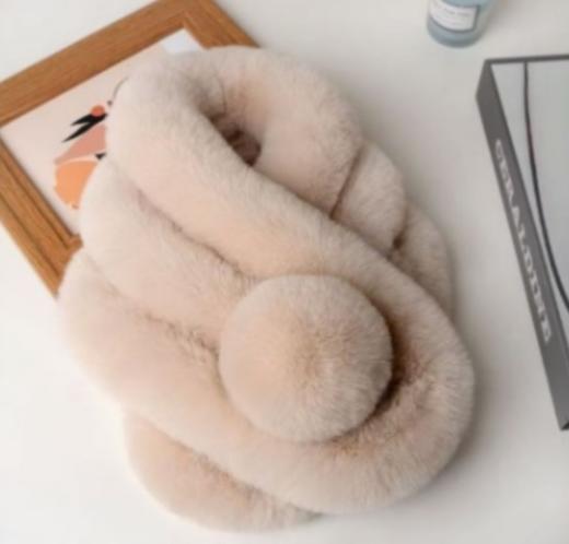 ✨集美们，🌷今天必须给大家分享一款🉑️超美的围脖。🌻它是【精仿懒兔毛绒围脖】哦，🎯但其实是 100% 聚酯纤维的材质呢。 商品图4