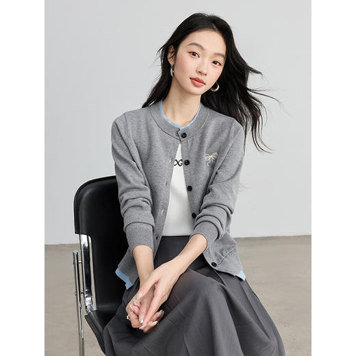 【专属特卖】熙世界法式撞色假两件针织开衫2025春秋新款蝴蝶结刺绣毛衫上衣 商品图4