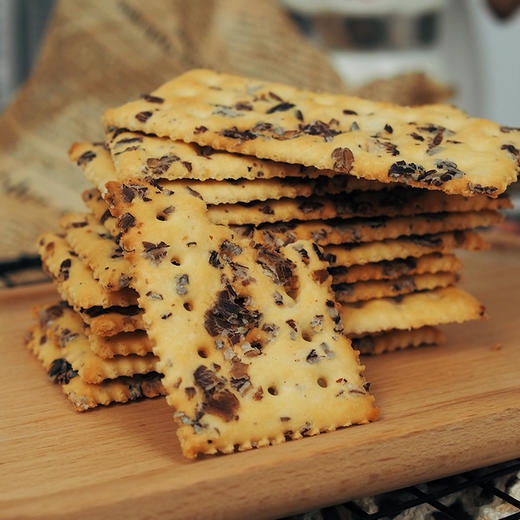 食养节【苏打饼干】黑麦海盐+奇亚籽藜麦618g礼盒装，（黑松露+黑麦海盐）208*4袋（赠黑麦小石头饼随机口味一袋） 商品图3