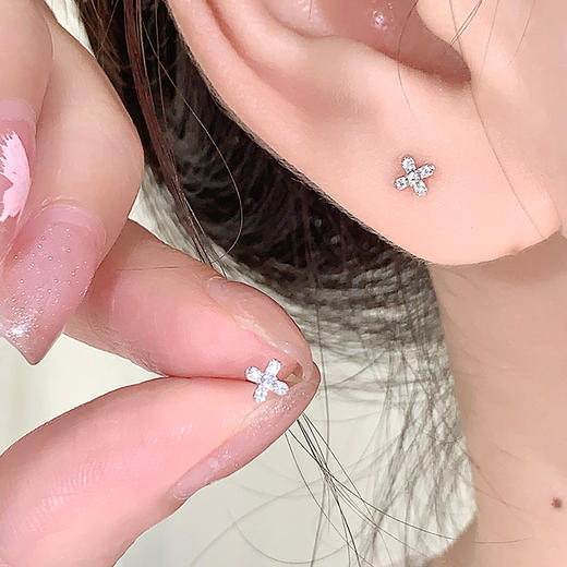卡蒂罗/KADER 闪光四叶耳钉 幸运四叶草精致小巧睡觉免摘耳饰 俏皮可爱满钻吸睛秋冬简约配饰 925银 商品图3
