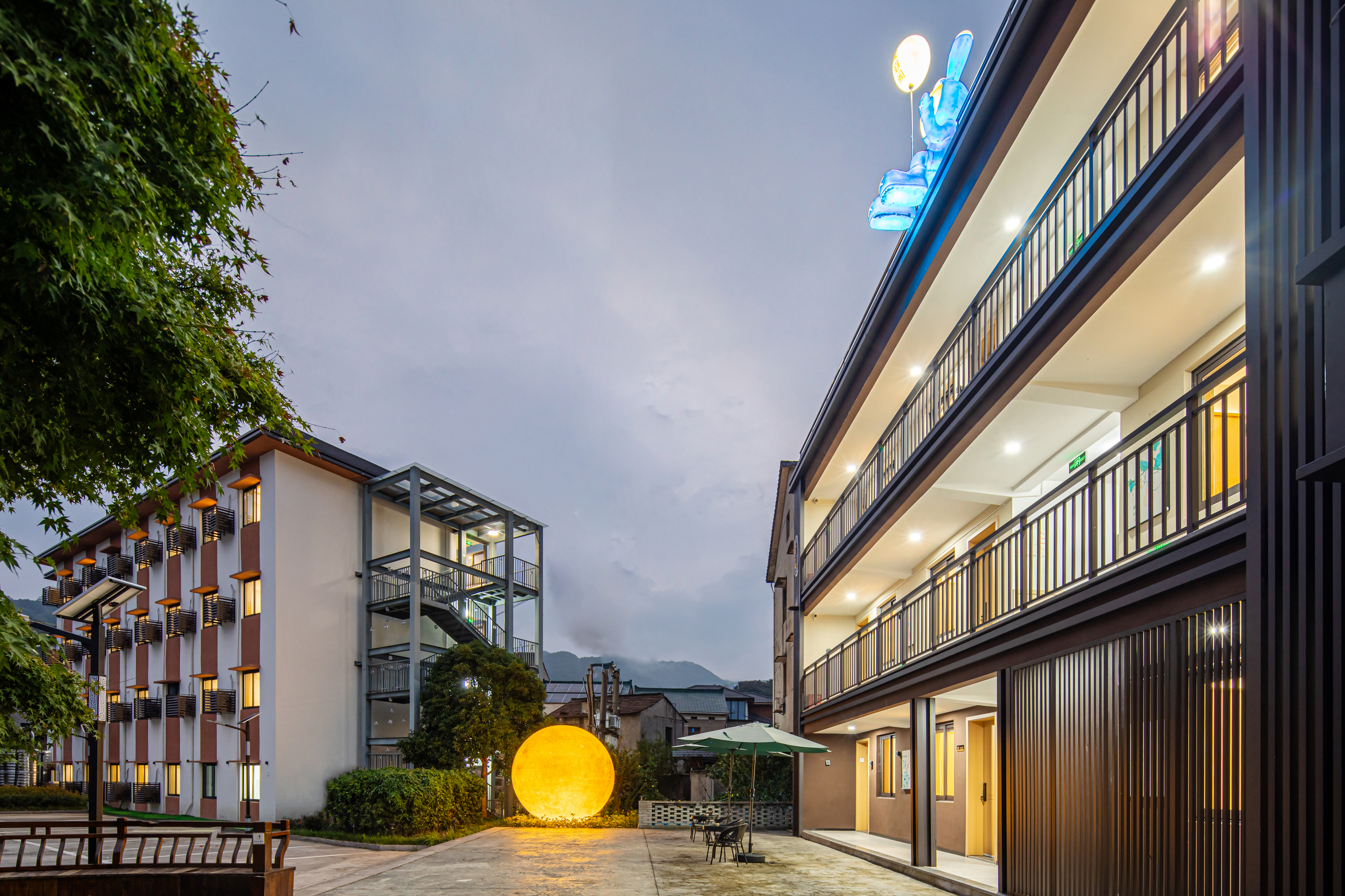 爆款259元｜2大1小家庭入住闻滔阁亲子度假酒店，赠送99元村游护照，全年水果采摘（草莓樱桃杨梅）畅玩体验