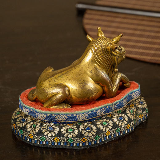 清 铜鎏金卧牛镇纸摆件 商品图1