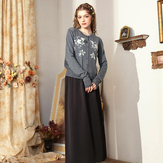 两三事漫步云间2024秋季新款百搭缎面绑带直筒半身裙 商品图2