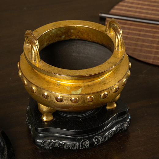 清 铜鎏金绳耳鼓钉纹香炉（紫檀盖座） 商品图1