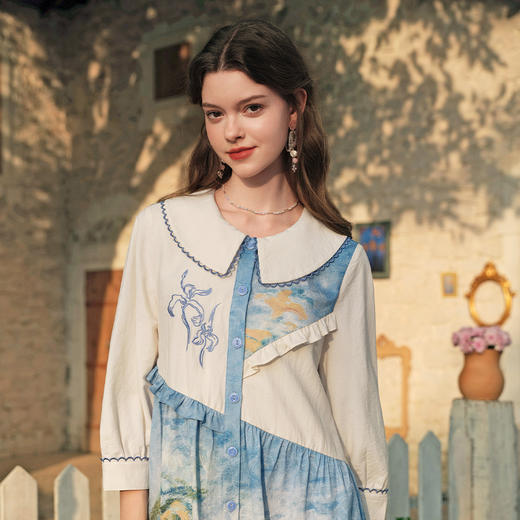 两三事 鸢海疏影 2025春季新款甜美荷叶边拼接绣花印花连衣裙 商品图1