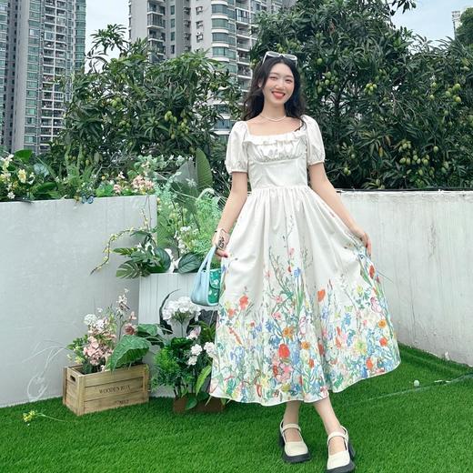 两三事 莫奈花园风夏季新款法式印花度假 复古长裙摆泡泡袖连衣裙 商品图0
