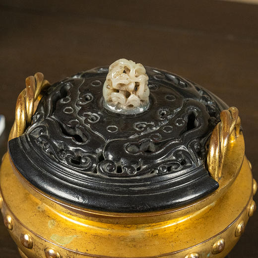 清 铜鎏金绳耳鼓钉纹香炉（紫檀盖座） 商品图2