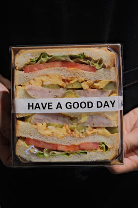 现烤面包—青酱香肠滑蛋三明治