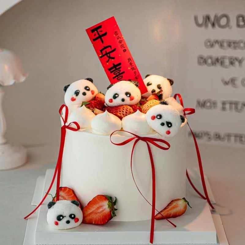 熊猫滚滚草莓奶油蛋糕