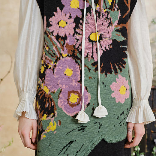 两三事 馥奇香韵 2025春季新款复古花卉图案无袖毛衣裙连衣裙 商品图2