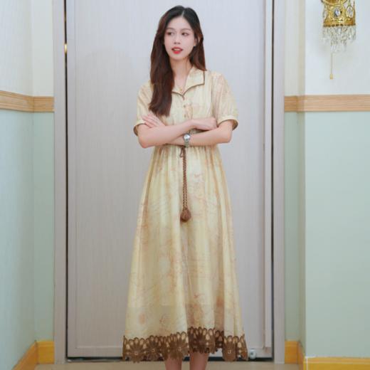 两三事梵高文艺 琉璃年华 2024夏季新款绣花边裙摆印花绑带连衣裙 商品图3