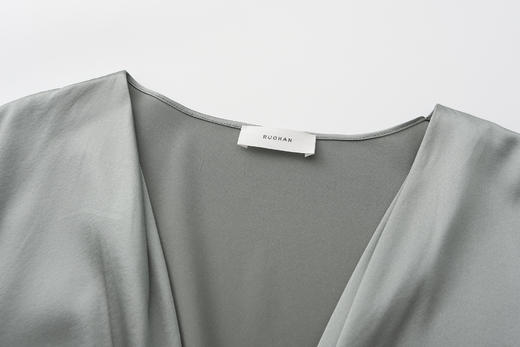 Ruohan  水蓝真丝缎纽结上衣 商品图4