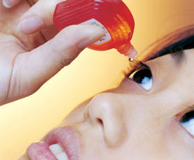  快扔掉！很多人床头都有！医生：严重可致失明→ 