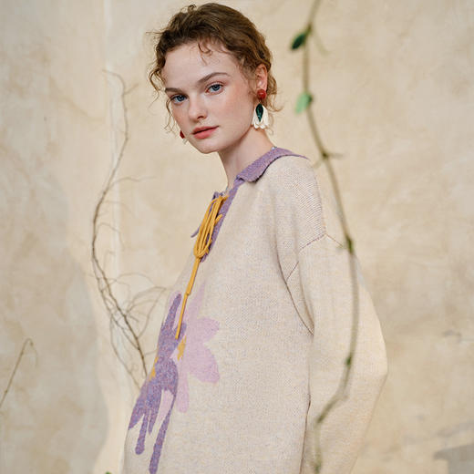 两三事双生薰草2025春新款温柔风花卉图案拼色绑带翻领套头毛衣女 商品图2