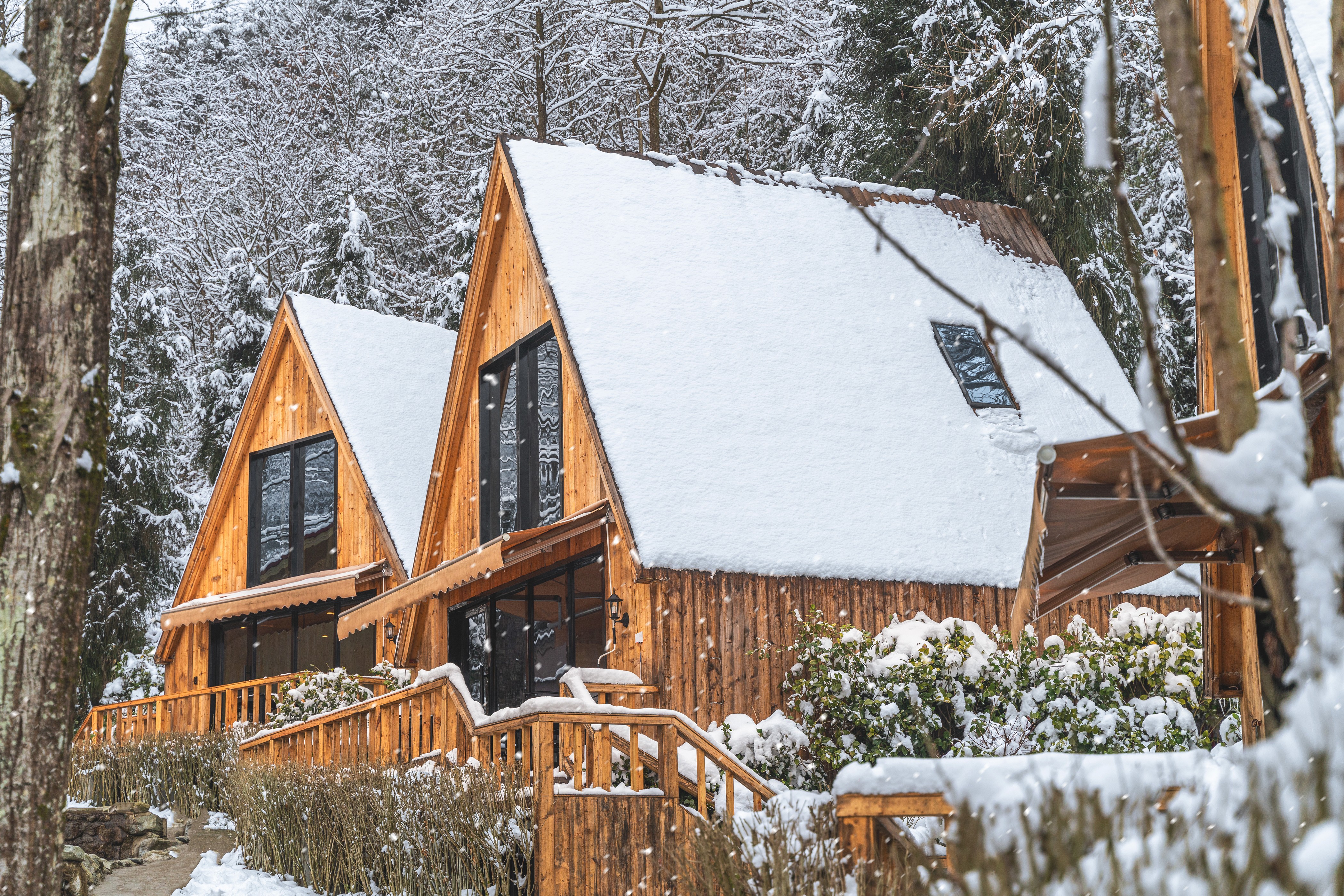 【彭州#256号院】单房预定，独栋温泉森林木屋+6房木屋小院，靠山临溪，中坝森林 、蟠龙谷瀑布、太阳湾景区旅nwsl