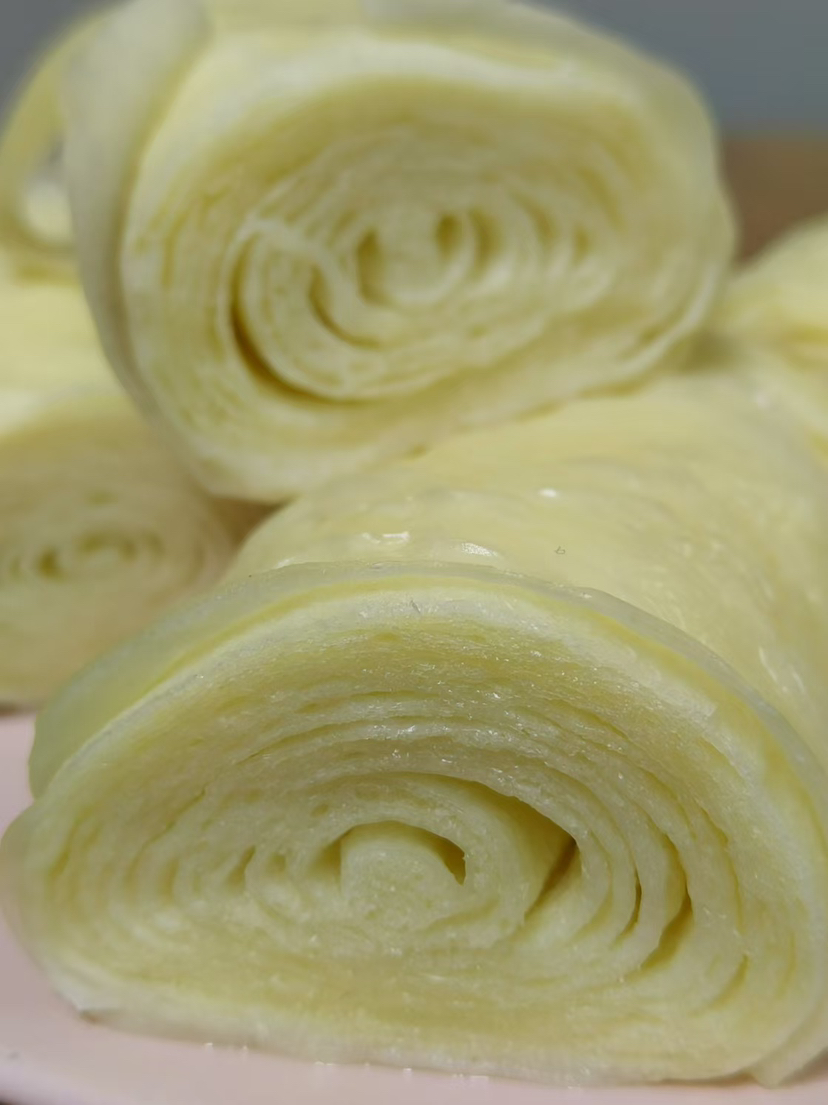 真的是千层花卷，吃起来是咸口的，特别香，让你一口回到小时候的感觉！纯手工发酵 没有科技与狠活，麦香浓郁、现做现发 瓷实劲道！450克一袋，6个，一组两包