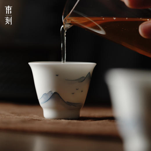 束刻<白瓷手绘浮雕山水画品茗杯> 商品图0