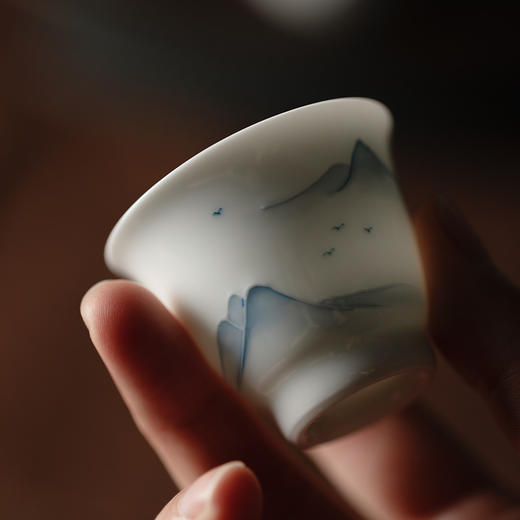 束刻<白瓷手绘浮雕山水画品茗杯> 商品图1