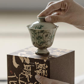 无落<手绘青花太湖石文竹春池盖碗>