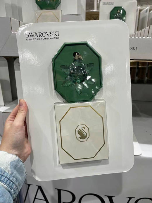 🔥¥450元/个！【年度限定必入款！】✨施华洛世奇 2024 年度限定装饰品到货啦！绿色水晶搭配雪花设计，高级感十足 商品图1