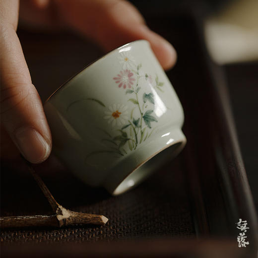 无落<果青釉下粉彩手绘雏菊知忆茶杯> 商品图0