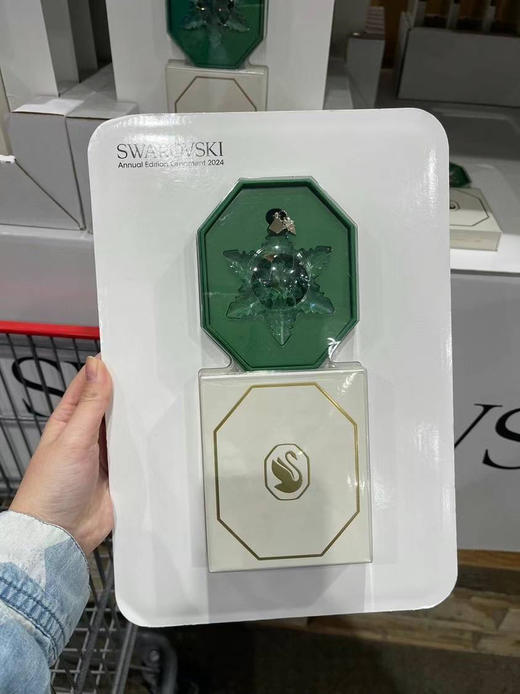 🔥¥450元/个！【年度限定必入款！】✨施华洛世奇 2024 年度限定装饰品到货啦！绿色水晶搭配雪花设计，高级感十足 商品图0