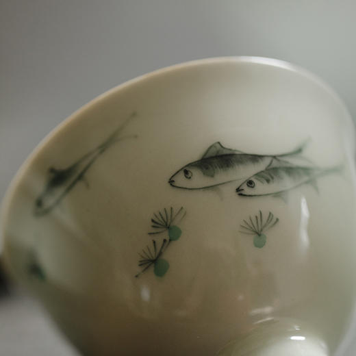 束刻<觅青釉下彩手绘闲鱼茶杯> 商品图1