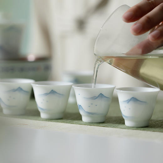 束刻<白瓷手绘浮雕山水画品茗杯> 商品图2
