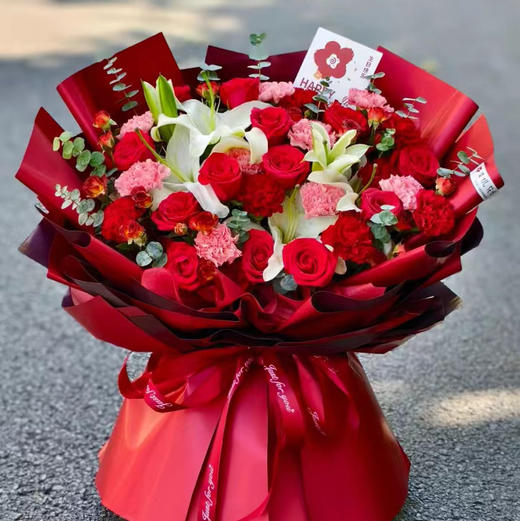 【福气满满】精品红玫瑰10支，粉色康乃馨10支，红色康乃馨10支，香水百合5朵，新鲜尤加利叶，高端大气祝福花束 商品图0