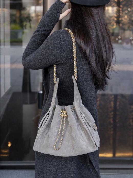 香奈儿25C灰色麂皮hoho抽绳水桶包小号（HH） 商品图3