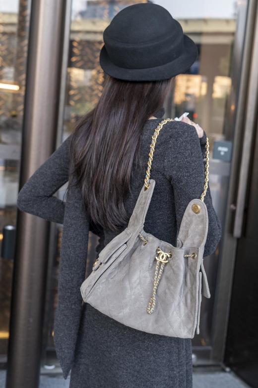 香奈儿25C灰色麂皮hoho抽绳水桶包小号（HH） 商品图5